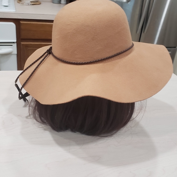 Safari felt bucket hat faux leather braid tassels in camel - Picture 3 of 7